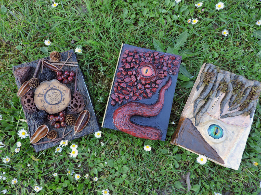 Grimoire, papier mâché, dragon, Lovecraft, horreur, livre, druide, foret, végétation, projet, décoration,