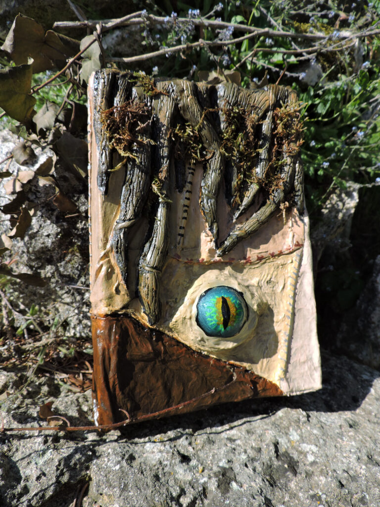 Grimoire, papier mâché, dragon, Lovecraft, horreur, livre, druide, foret, végétation, projet, décoration,