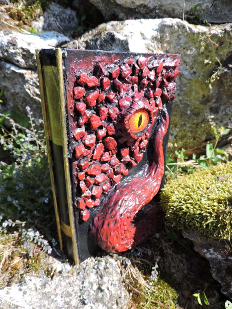 Grimoire, papier mâché, dragon, Lovecraft, horreur, livre, druide, foret, végétation, projet, décoration,
