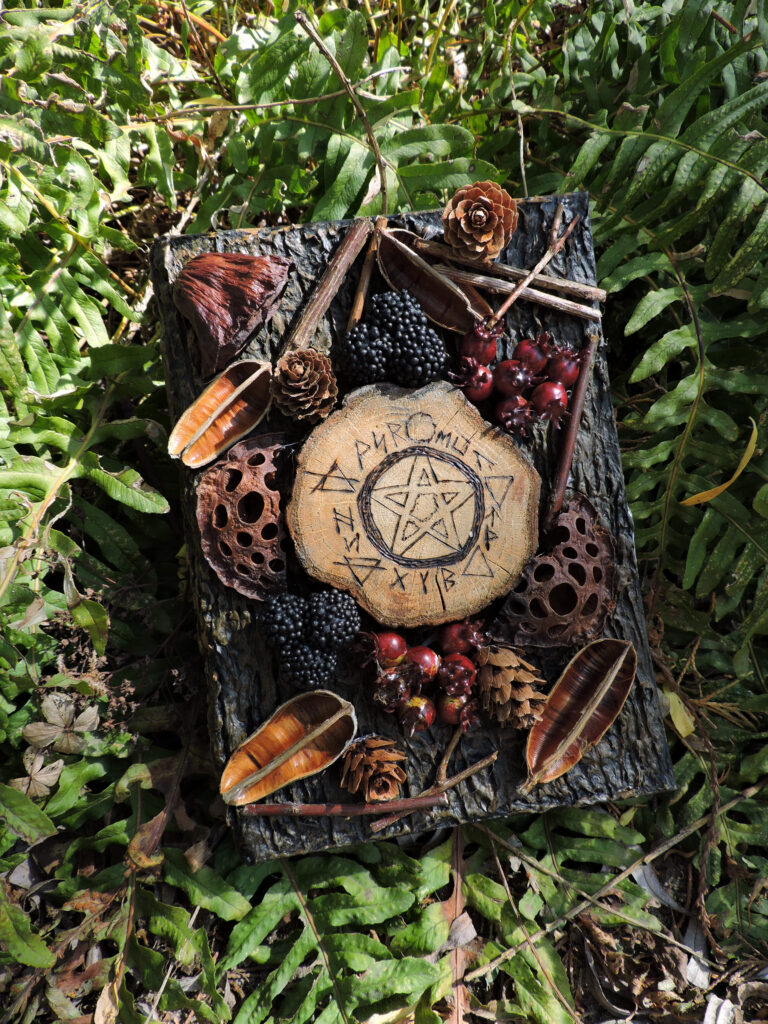 Grimoire, papier mâché, dragon, Lovecraft, horreur, livre, druide, foret, végétation, projet, décoration,